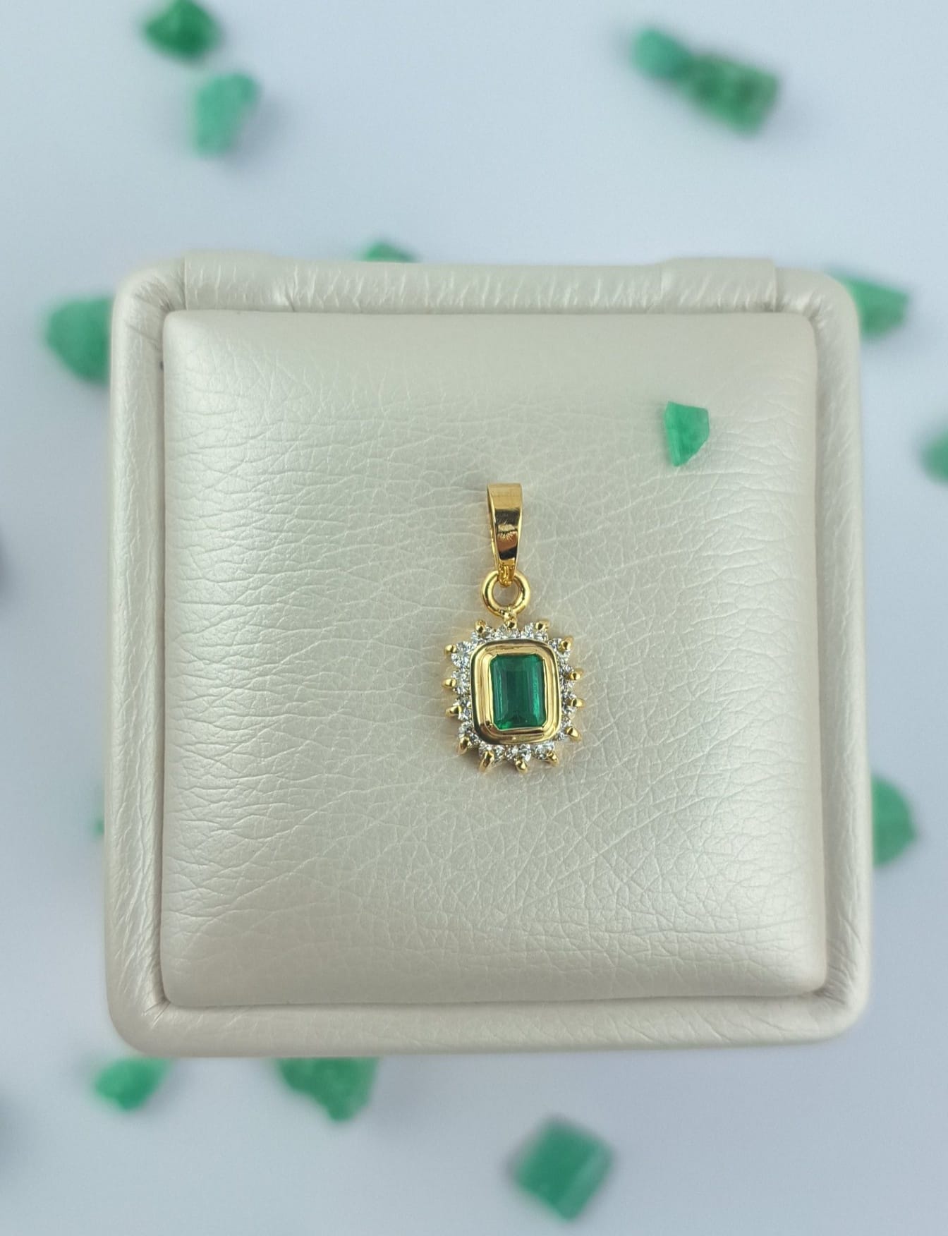 Dije en Oro 18K con Esmeralda y Circones – Diseño Clásico y Elegante